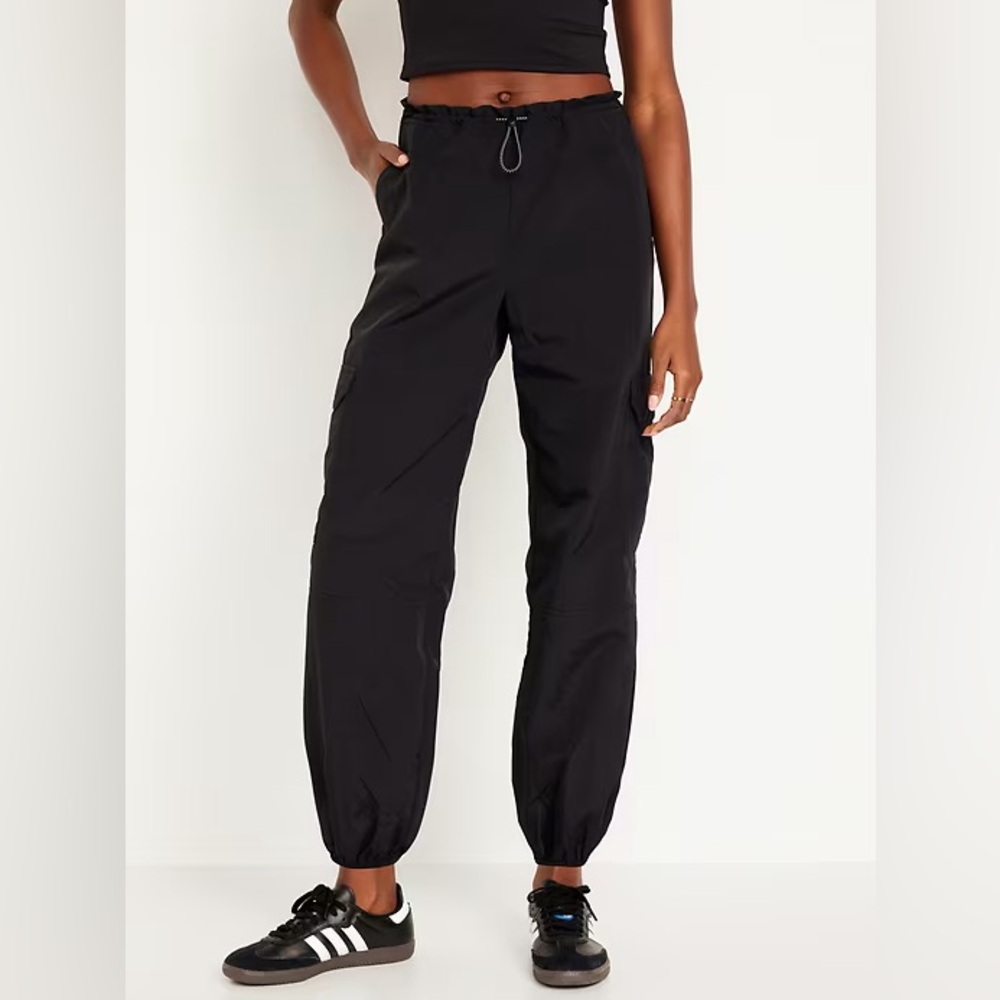 Old navy mid rise performance cargo pants 
Women’s size M petite